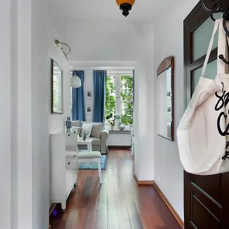 Elite Hamptons Old Town Apartment