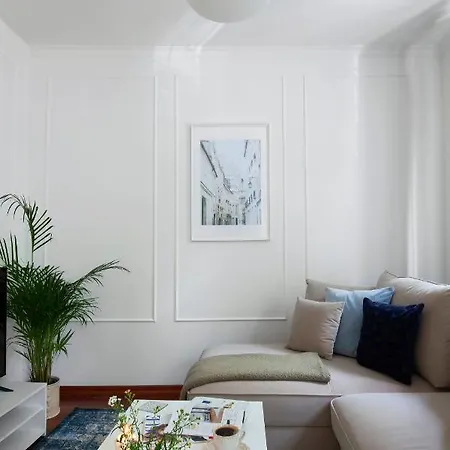 Elite Hamptons Old Town Apartment